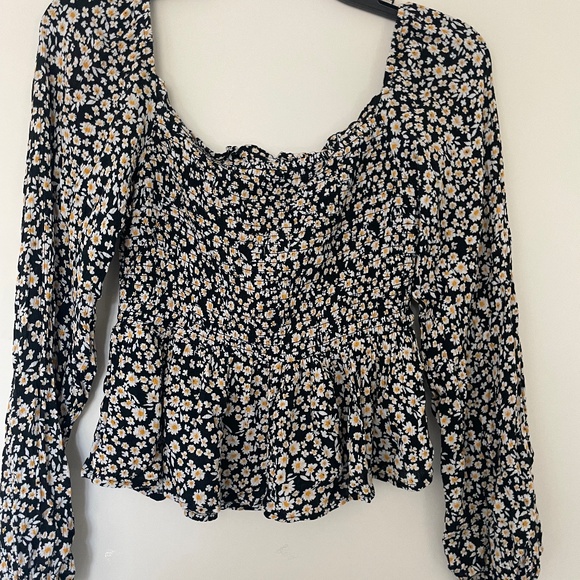 Daisy pattern on or off shoulder smocked peplum top - Picture 1 of 5